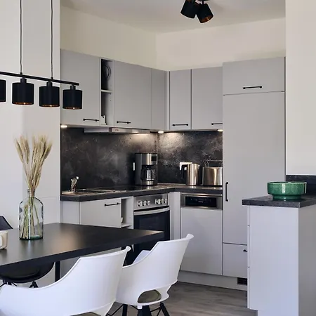 A6 Pine Hill - Mit Großem Bad&großem überdachtem Balkon, Vom Wohn- Und Schlafzimmer Aus Begehbar Apartment Zirchow